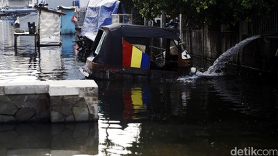 Banjir Rob Masih Menggenangi Muara Baru