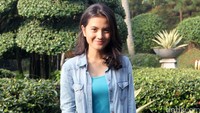 Marsha terlihat mengenakan kemeja denim yang dipadukan dengan tank top biru dan celana denim serta sepatu putih. Pool/Ismail/detikFoto.