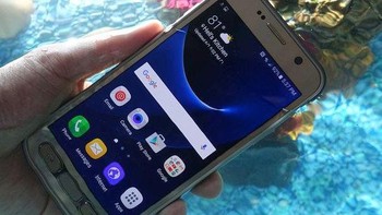 Penampakan muka Galaxy S7 Active saat direndam air. Foto: Android Central