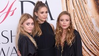 Ketiganya tampil dengan busana serba hitam. Jamie McCarthy/Getty Images/detikFoto.
