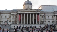 Di hadapan Trafalgar Square ada National Gallery. Ini adalah museum gratis yang menyimpan banyak koleksi lukisan dan benda seni (Fitraya/detikTravel)