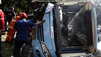 Bus feeder TransJakarta yang mengangkut tujuh penumpang itu terguling sekitar pukul 08.30 WIB.