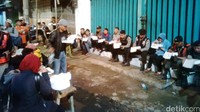 Sahur bersama dilakukan di depan pertokoan di Pasar Keputran.
