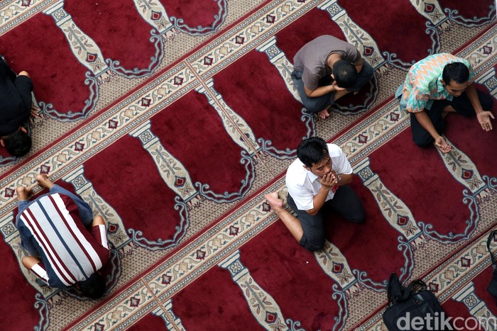 Umat muslim menyisihkan waktu untuk beribadah pada bulan Ramadan di Masjid Cut Mutia, Jakarta, Selasa (7/6/2016). Selain salat wajib, umat Islam dapat tadarus Alquran dan berdoa di tempat ini.