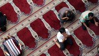 Beberapa jamaah tampak khusyuk berdoa.