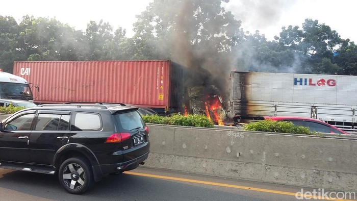 Truk Kontainer Terbakar di KM 19 Tol Cikampek, Lalin Macet 6 Km