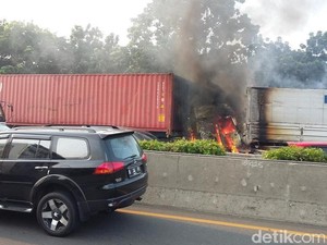 Imbas Truk Terbakar di Tol Cikampek Macet 19 Km Sejak dari Cawang