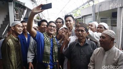 Sandiaga Uno Buka Bersama Warga Kemayoran