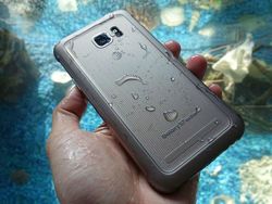 Si Tahan Banting Galaxy S7 Active