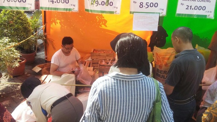 Sediakan Sembako Murah, Pasar Ini Dipadati Warga