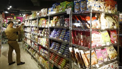 Petugas Gabungan Sidak Makanan di Swalayan Modern