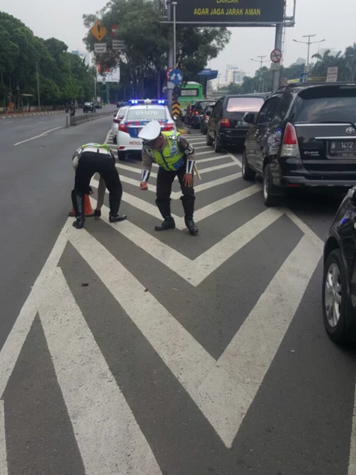 Tega Nian Orang ini, Tebar Paku di Ruas Arteri Pejompongan