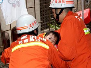 Ditinggal Sendiri di Rumah, Balita China Nyaris Jatuh dari Balkon Lantai 2