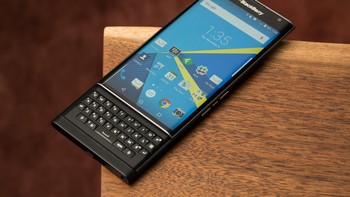 BlackBerry kemudian coba mengeluarkan ponsel Android dengan gaya klasik memakai keyboard fisik, yaitu Priv. Kini, BlackBerry fokus sebagai vendor software sedangkan pembuatan ponselnya dilisensi ke manufaktur pihak ketiga. Foto: The Verge