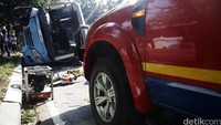Sebelum terguling, bus jurusan Senen-Lebak Bulus itu sempat menabrak pembatas jalan dan menghantam pohon.