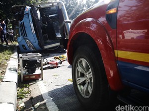 Ada 7 Penumpang dalam Bus Feeder Saat Terguling di Jl Warung Buncit
