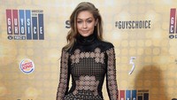 Gigi Hadid memamerkan kaki jenjangnya di Spike TVs Guys Choice Awards 2016. Frazer Harrison/Getty Images/detikFoto.