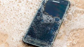 Desain yang berbeda membuat S7 Active tidak bisa dipasangkan dengan headset virtual reality Gear VR. Foto: Android Central