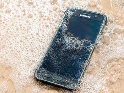 Si Tahan Banting Galaxy S7 Active