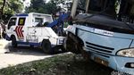 Bus Feeder TransJ yang Terguling Berhasil Dievakuasi