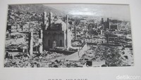 Di salam masjidnya terdapat satu foto bertuliskan Kobe Mosque After World War II Bombing June 1945. Dalam fotonya terlihat, Masjid Kobe yang berdiri tegak walau bangunan lain di sekitarnya rata dengan tanah. Subhanallah... (Afif/detikTravel)