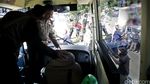 Bus Feeder TransJ yang Terguling Berhasil Dievakuasi