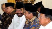 Ketua Umum Partai Nasional Demokrat (Nasdem) Surya Paloh berbincang dengan Presiden Joko Widodo menjelang buka puasa.