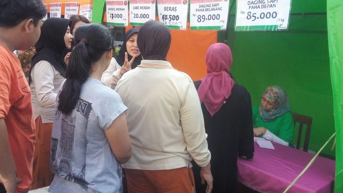 Pasar Jaya Gelar Operasi Pasar Sembako Murah, Daging Hingga Gula Laris Manis
