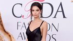 Emily Ratajkowski Curi Perhatian di Red Carpet