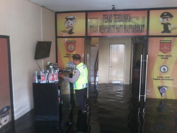 Kantor Polisi Muara Baru Terendam Rob, Kapolsek: Pelayanan Tetap Berjalan