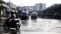 Banjir air pasang laut atau rob merendam kawasan tersebut.