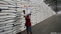Stok beras disimpan di gudang beras di seluruh divisi regional (divre) Bulog di seluruh Indonesia.