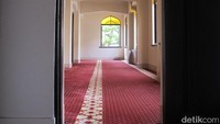 Sayang, peraturan di sana ada yang bertuliskan No Photographs tepat di pintu masuk yang menuju tempat salat. Tidak mengapa, mungkin Anda di lain waktu akan datang sendiri dan beribadah di masjid yang tak hancur saat Perang Dunia II ini (Afif/detikTravel)