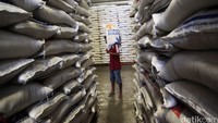 Pekerja mengangkut beras di gudang Bulog di Kelapa Gading, Jakarta, Selasa (7/6).