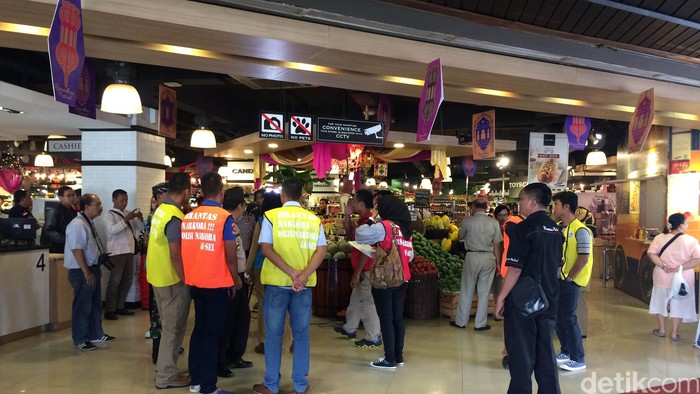 Polisi dan BPOM Sidak di 2 Pasar Swalayan di Tebet