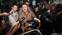 Menggunakan batik berwarna coklat, ongen tampak melayani awak media usai menjalani pemeriksaan. 