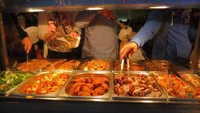 Ada banyak restoran yang menawarkan aneka makanan, yang halal juga ada. Harganya rata-rata 5-10 Pounds (Fitraya/detikTravel)