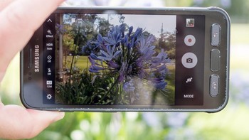 Kamera utamanya 12 megapixel dengan berbagai fitur menarik seperti Galaxy S7 versi reguler. Foto: Android Central