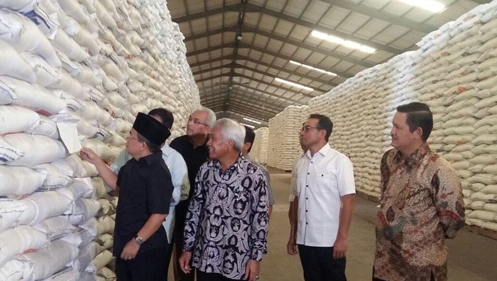 Kunjungan Ke Gudang Bulog, Ketua DPR Cek Beras Vietnam dan Raskin