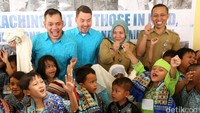 (kiri-kanan) Project Director of Reachout Foundation Tulus Siahaan, Direktur Komunikasi Patrick M.Compau, Kepala Kelurahaan Penggilingan Usdiyati dan Kepala Unit Pengelolaan Rumah Susun Sederhana Sewa Pulogebang Ageng Darmintono usai memberikan bingkisan kepada 87 orang anak PAUD Suryakasih di Jakarta, Selasa (07/06/2016).
