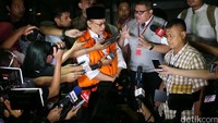 Di sampingnya, Razman Arief Nasution selaku pengacaranya menemani.