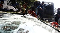 Kaca depan bus pecah.