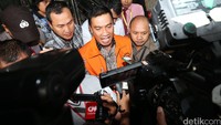 Suparman memberikan keterangan pers.