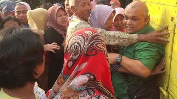Operasi Pasar di Kediri Diwarnai Aksi Dorong Warga