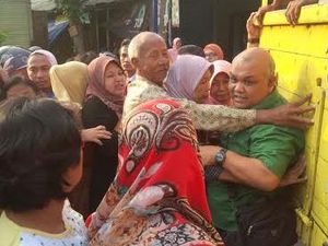 Operasi Pasar di Kediri Diwarnai Aksi Dorong Warga