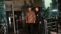 Ongen diperiksa terkait kasus pembahasan raperda tentang rencana zonasi wilayah pesisir dan pulau-pulau kecil provinsi DKI Jakarta tahun 2015-2035.
