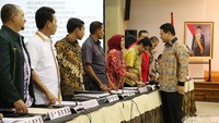 Ketua KPU Husni Kamil Manik (kanan) menyapa perwakilan parpol.