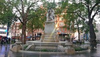 Lanjutkan ngabuburit dengan jalan kaki ke Leicester Square. Di kawasan ini ada taman, aneka bioskop, teater dan toko suvenir (Fitraya/detikTravel)