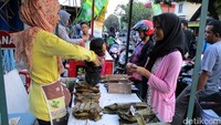 Selain pasar sore, takmir masjid juga menggelar berbagai macam kegiatan seperti pengajian nuzulul quran, diskusi hingga lomba takbir keliling.