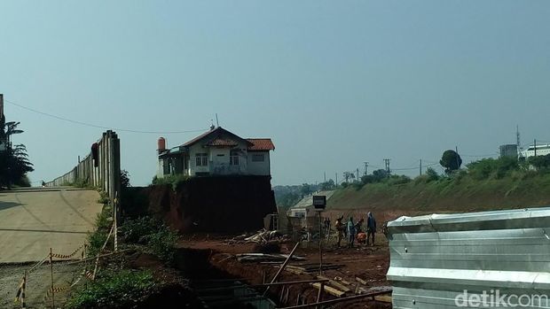 Ini Alasan Bangunan di Tengah Tol Cijago Belum Dibongkar